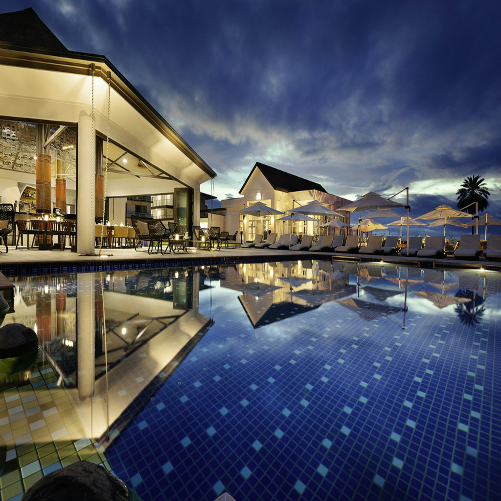 Piscina com palmeiras